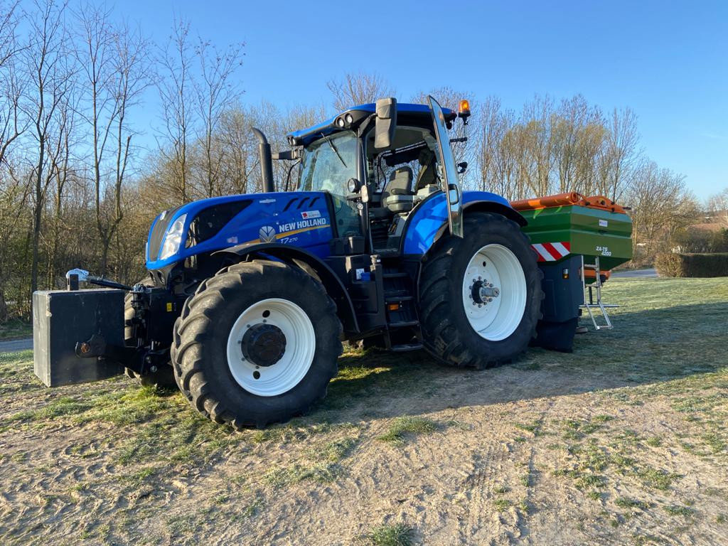 Traktor der Firma Gnauer Agrardienst