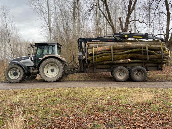 Traktor der Firma Gnauer Agrardienst