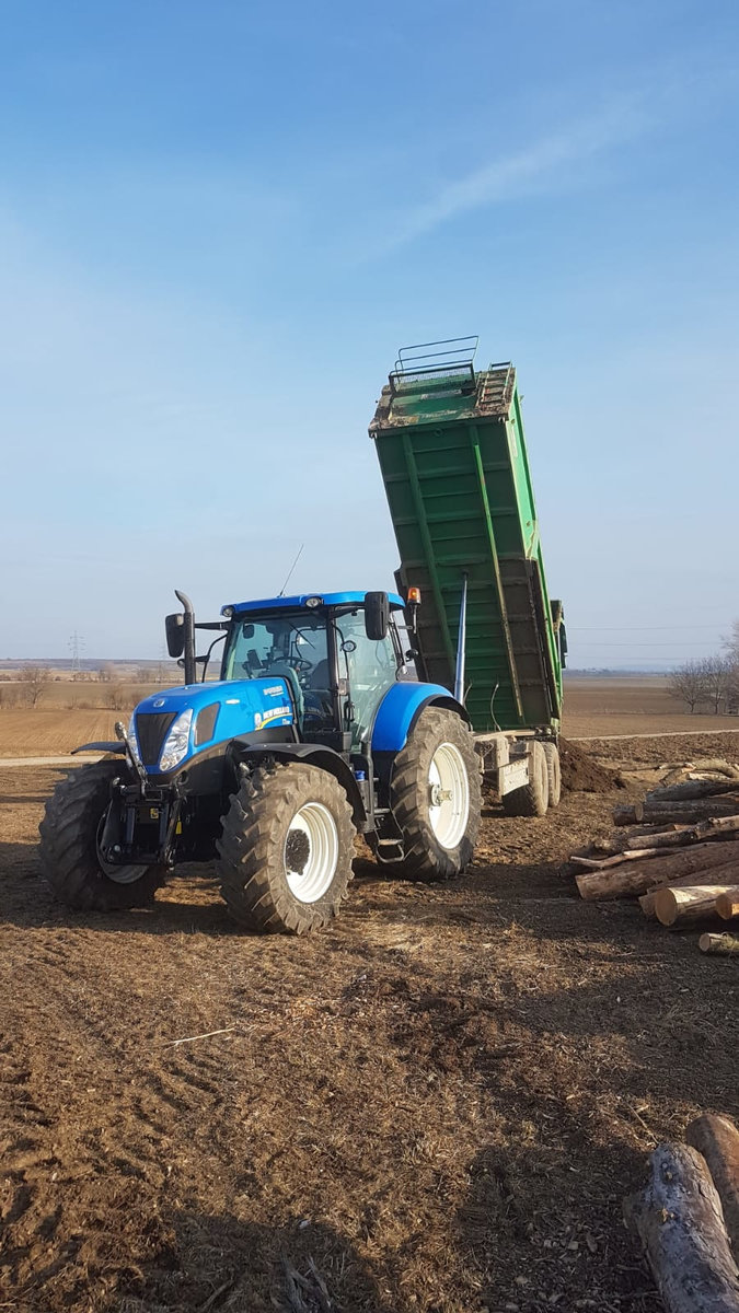 Traktor der Firma Gnauer Agrardienst