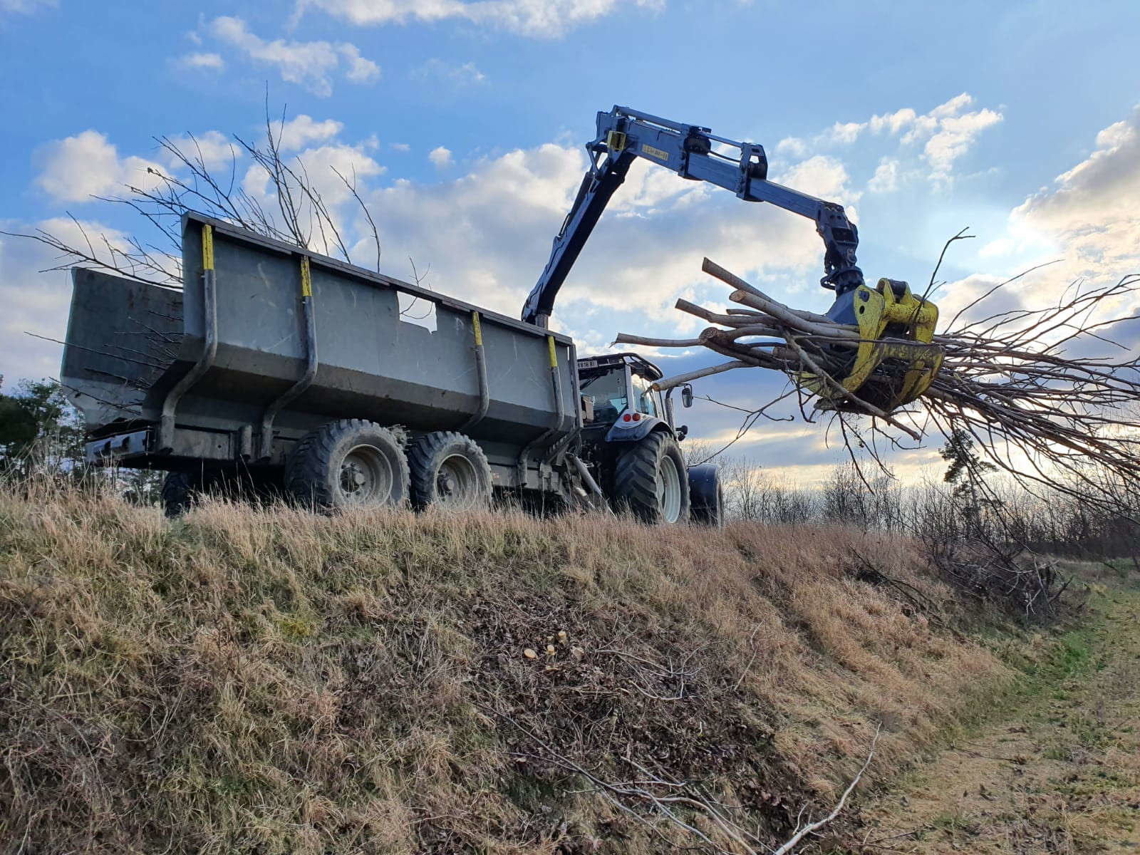 Arbeiten der Firma Gnauer Agrardienst