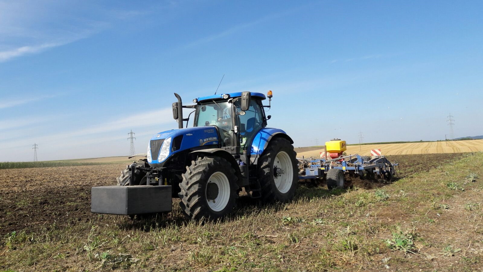Bodenbearbeitung durch die Firma Gnauer Agrardienst