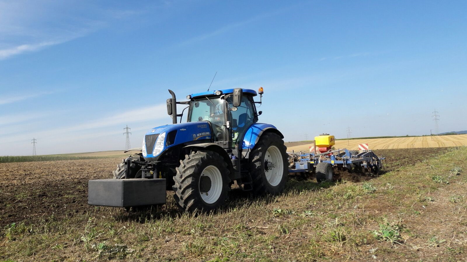 Bodenbearbeitung durch die Firma Gnauer Agrardienst